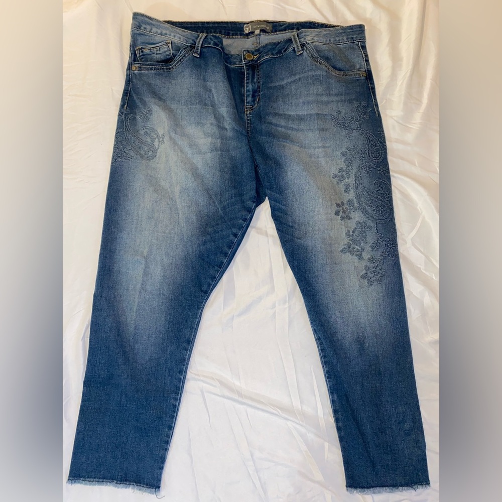 Jeans with embroidered flowers